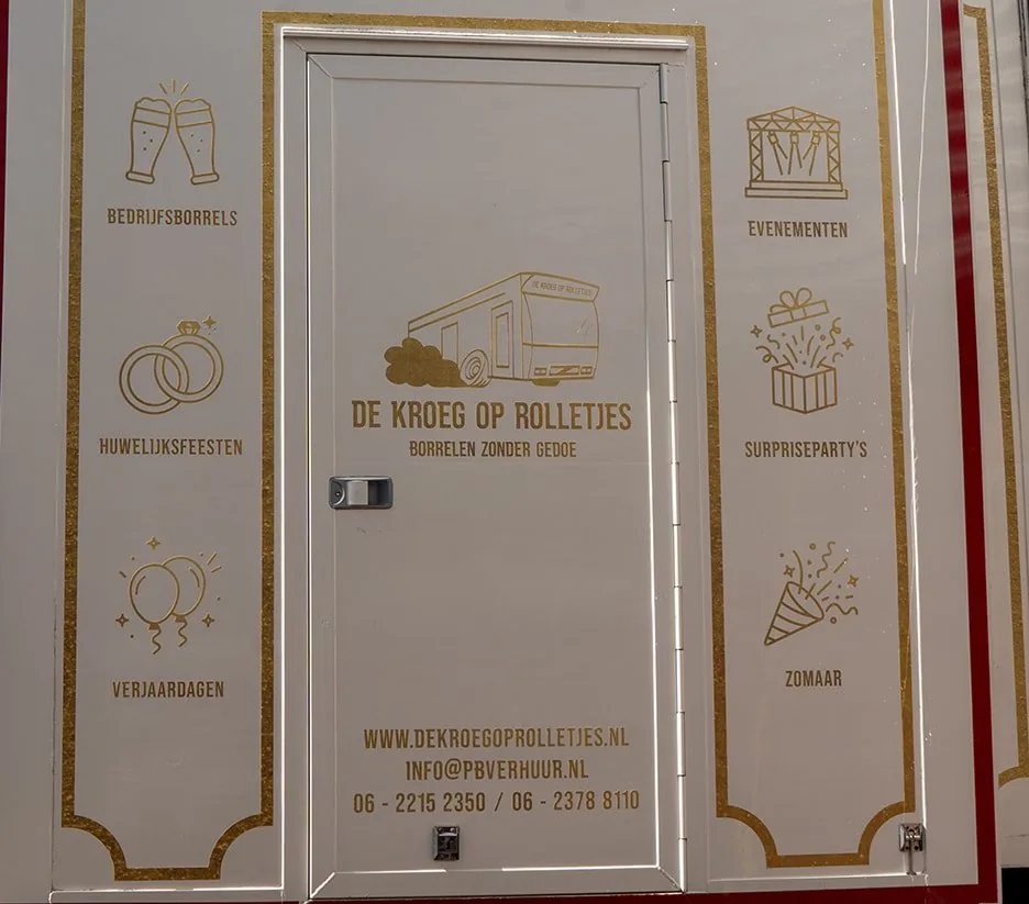 De deur van De Kroeg XL met iconen voor bedrijfsborrels, huwelijksfeesten, verjaardagen, evenementen en surpriseparty’s.