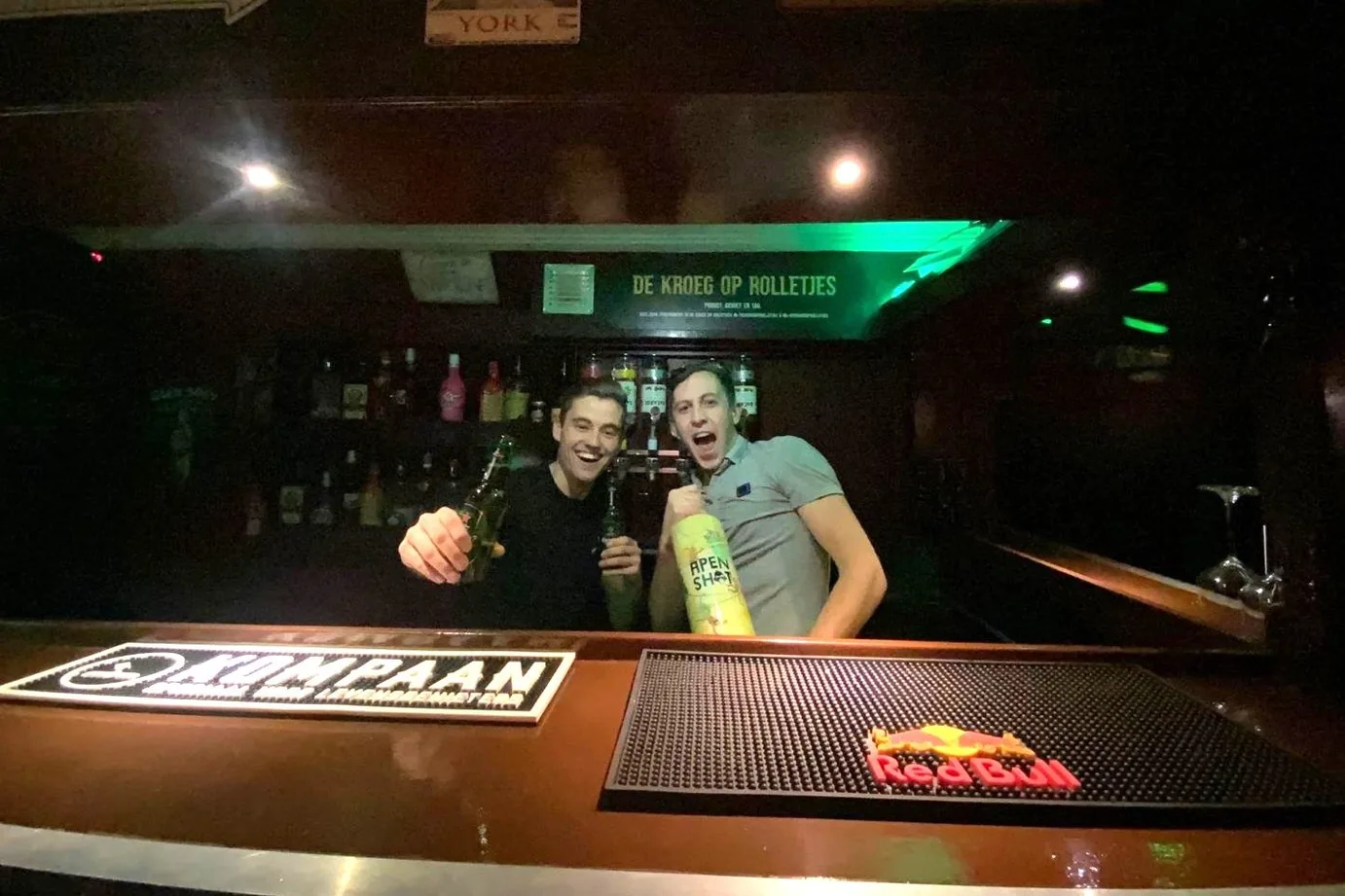 Instagrampost van Bart en Perry achter de bar in de bus, met een biertje in de hand.